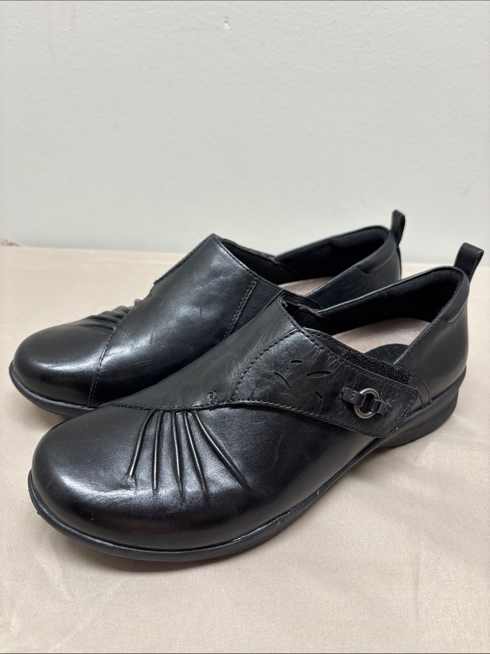 Earth Shoes Amity Slip On Round Toe Black Leather Comfort Loafer 8.5 D Wide
